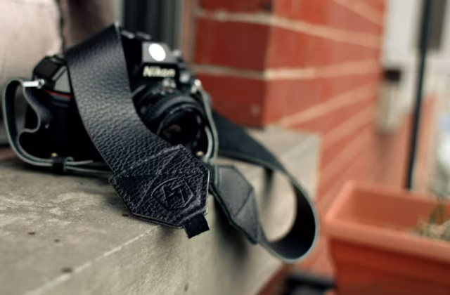 The Original Camera Stap II - Pebble Black