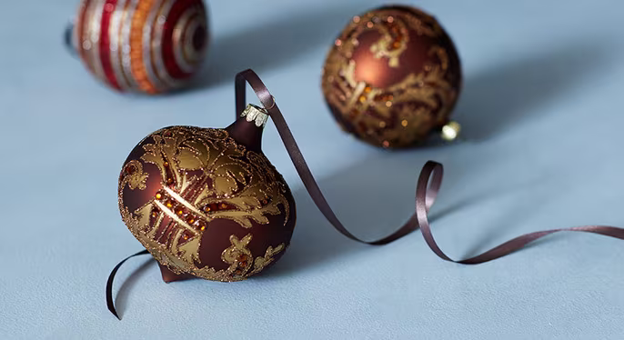 Back to the Classics: Traditional Holiday Decor at Gilt